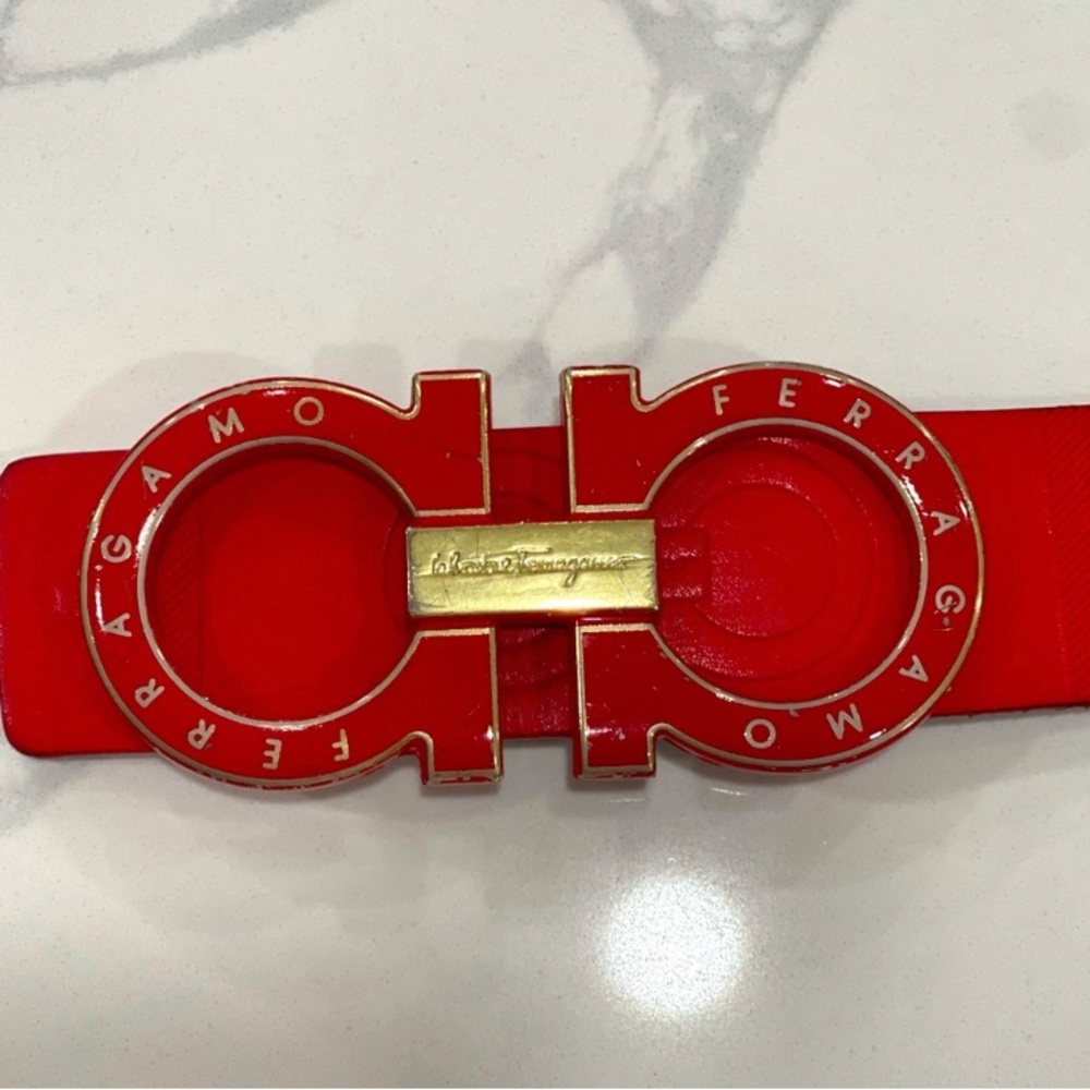 SALVATORE FERRAGAMO
Red Enamel Gancini Buckle Belt 38